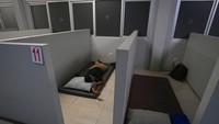 Warga beristirahat di bilik istirahat Rest Area KM 57, Tol Jakarta-Cikampek, Karawang, Jawa Barat, Minggu (16/4/2023).