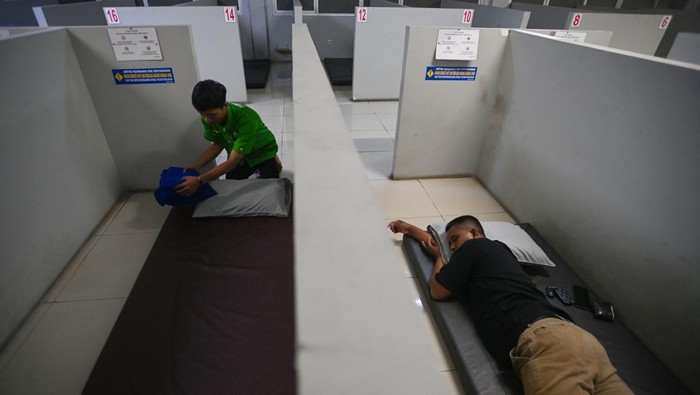 Warga beristirahat di bilik istirahat 'Rest Area' KM 57, Tol Jakarta-Cikampek, Karawang, Jawa Barat, Minggu (16/4/2023). Tempat bertarif Rp8.000 per jam untuk ruangan non-AC dan Rp10.000 per jam untuk ruangan ber-AC tersebut merupakan fasilitas untuk pemudik yang kelelahan dan mengantuk saat perjalanan pada arus mudik Lebaran di ruas tol Jakarta menuju arah Jawa Tengah. ANTARA FOTO/Aditya Pradana Putra/nym.