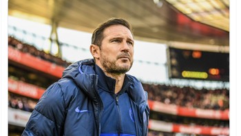 Frank Lampard pun tak mampu berbuat banyak karena kalah terus. Foto: Twitter