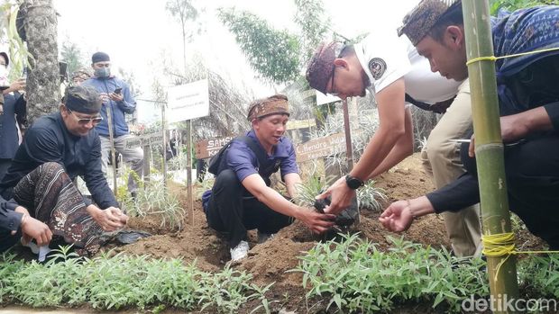 Menparekraf Sandiaga Salahuddin Uno saat mengunjungi Desa Wisata Taman Edelweiss Wonokitri, Pasuruan