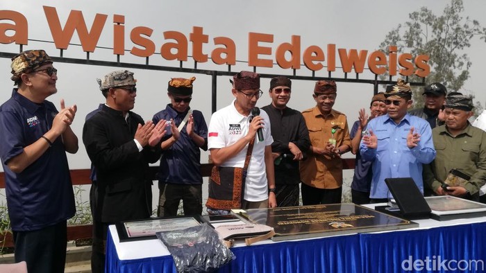 Menparekraf Sandiaga Salahuddin Uno saat mengunjungi Desa Wisata Taman Edelweiss Wonokitri, Pasuruan