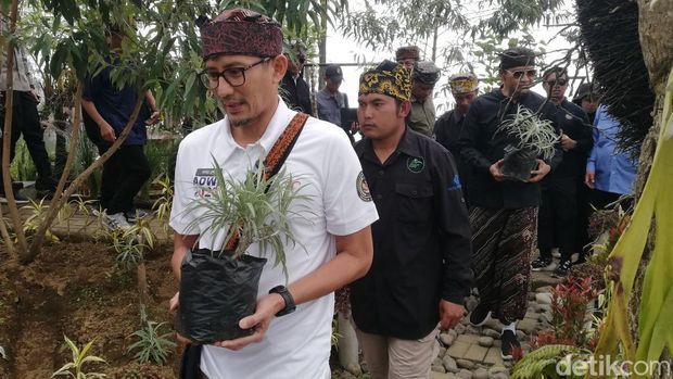 Menparekraf Sandiaga Salahuddin Uno saat mengunjungi Desa Wisata Taman Edelweiss Wonokitri, Pasuruan
