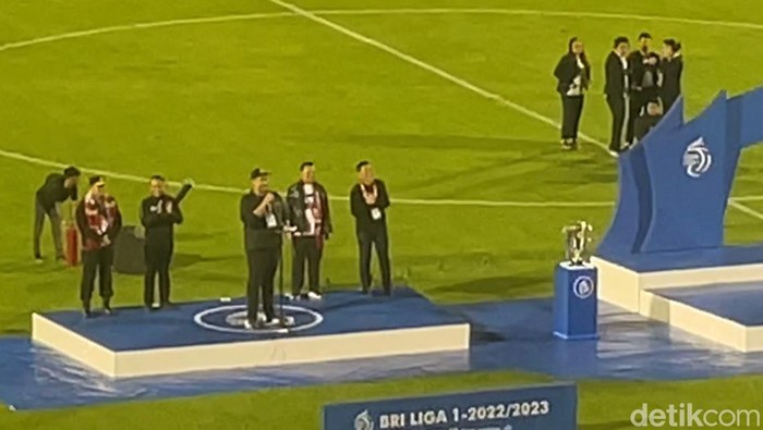 Menpora RI Dito Ariotedjo memberi selamat kepada PSM Makassar.