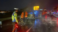 Mobil bernopol S 1691 AO ini dikendarai satu keluarga asal Bojonegoro yang sedang dalam perjalanan mudik ke Salatiga, Jateng, Minggu (16/4/2023) malam. Mobil yang dikemudikan Andri Hermawan (35) itu awalnya melaju dari dari arah Surabaya ke Jombang. Foto: Dok. PJR Polda Jatim