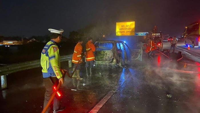 Mobil pemudik terbakar tol mojokerto Mobil pemudik terbakar tol mojokerto