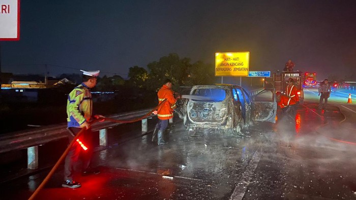 Mobil pemudik terbakar tol mojokerto Mobil pemudik terbakar tol mojokerto