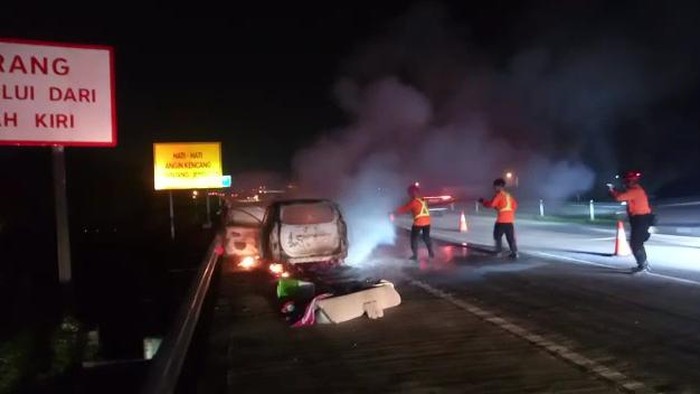 Mobil pemudik terbakar tol mojokerto