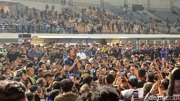 Momen perpisahan kiper Persib I Made Wirawan usai lapa Persib Vs Persikabo di GBLA, Sabtu (15/4/2023).