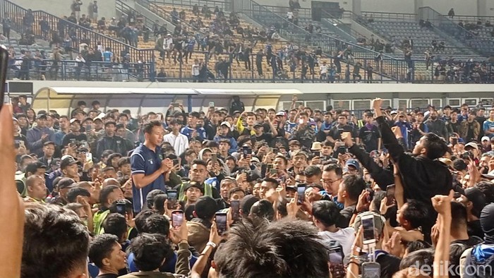 Momen perpisahan kiper Persib I Made Wirawan usai lapa Persib Vs Persikabo di GBLA, Sabtu (15/4/2023).