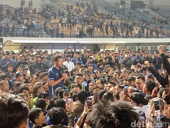 Momen perpisahan kiper Persib I Made Wirawan usai lapa Persib Vs Persikabo di GBLA, Sabtu (15/4/2023).