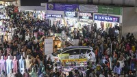 Pasar Tanah Abang ramai dikunjungi warga yang berbelanja pakaian baru menjelang Hari Raya Idul Fitri 1444 Hijriah.