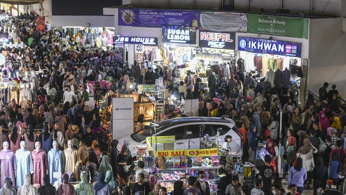 Pengunjung memilih pakaian di pusat perbelanjaan Blok A Tanah Abang, Jakarta, Minggu (16/4/2023). Pasar Tanah Abang ramai dikunjungi warga yang berbelanja pakaian baru menjelang Hari Raya Idul Fitri 1444 Hijriah. ANTARA FOTO/Hafidz Mubarak A/YU