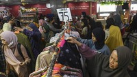 Pengunjung memilih pakaian di pusat perbelanjaan Blok A Tanah Abang, Jakarta, Minggu (16/4/2023).