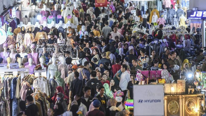 Pengunjung memilih pakaian di pusat perbelanjaan Blok A Tanah Abang, Jakarta, Minggu (16/4/2023). Pasar Tanah Abang ramai dikunjungi warga yang berbelanja pakaian baru menjelang Hari Raya Idul Fitri 1444 Hijriah. ANTARA FOTO/Hafidz Mubarak A/YU