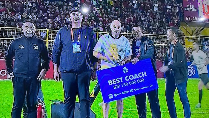 Pelatih PSM Bernardo Tavares menjadi pelatih terbaik di Liga 1 musim 2022/2023.