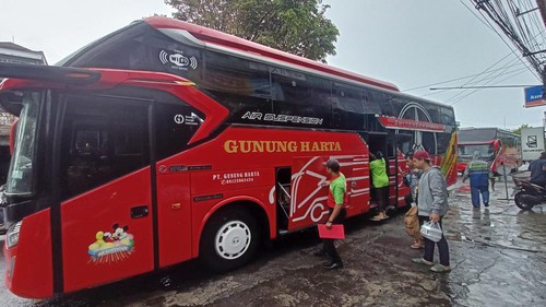 Suasana keberangkatan salah satu bus di depan kantor PO Gunung Harta di Jalan Ngurah Rai, Kecamatan Kediri, Tabanan.
