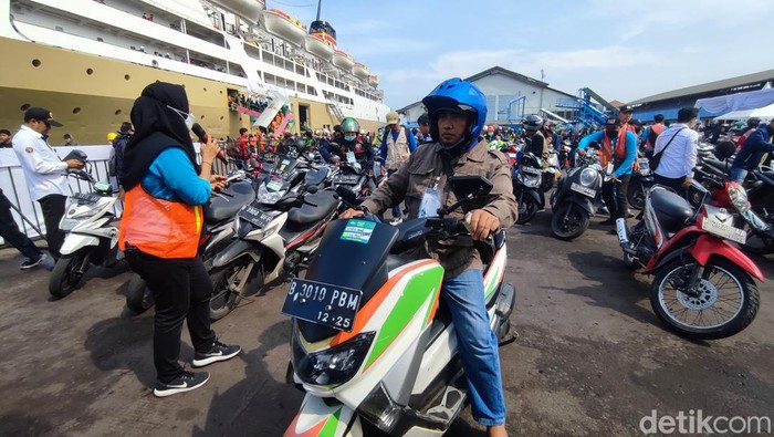 Pemudik kapal gratis dari Jakarta tiba di Pelabuhan Tanjung Emas, Semarang, Minggu (16/4/2023).