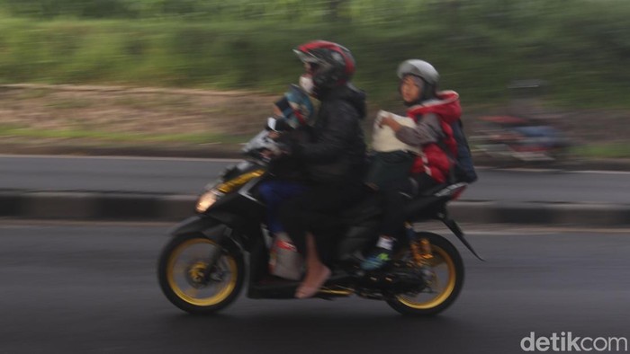 Pemudik melintas di Jalur Nagreg, Kabupaten Bandung, Minggu (16/4/2023).