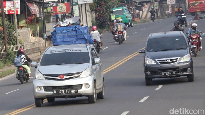 Pemudik melintas di Jalur Nagreg, Kabupaten Bandung, Minggu (16/4/2023).