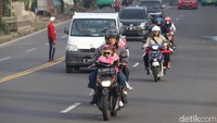 Pantauan arus lalu lintas di jalur selatan Nagreg masih terpantau ramai lancar. (Foto: Wisma Putra/detikJabar)