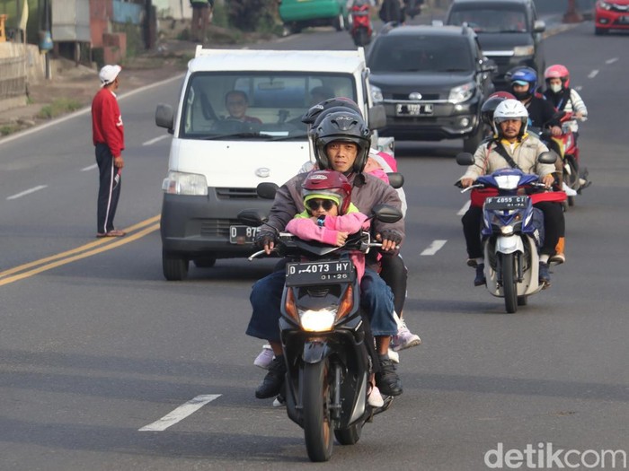 Pemudik melintas di Jalur Nagreg, Kabupaten Bandung, Minggu (16/4/2023).