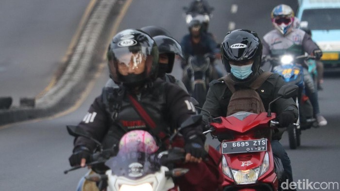 Pemudik melintas di Jalur Nagreg, Kabupaten Bandung, Minggu (16/4/2023).