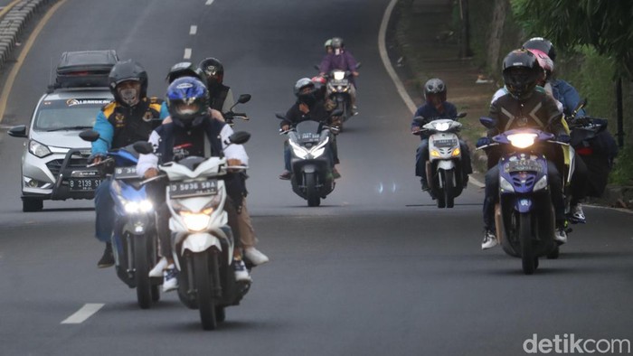 Pemudik melintas di Jalur Nagreg, Kabupaten Bandung, Minggu (16/4/2023).