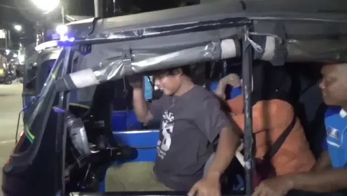Pemudik naik bajaj