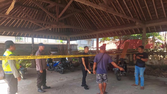 Personel dari Polsek Bebandem yang dipimpin oleh Kanit Reskrim Ipda I Gede Alit saat melakukan olah TKP di lokasi kejadian di Balai Banjar Telaga, Desa Bungaya, Kecamatan Bebandem, Karangasem Minggu (16/4/2023). (istimewa)