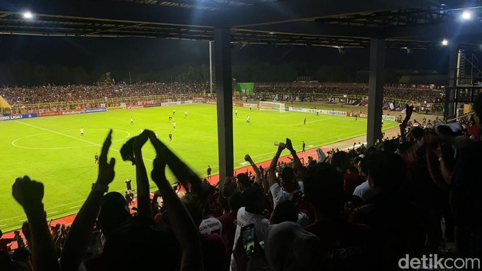 Penonton di laga PSM Makassar Vs Borneo FC di Stadion Gelora BJ Habibie, Parepare.