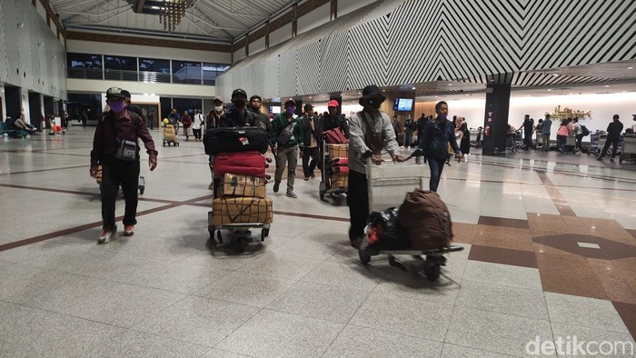 Penumpang di Bandara Juanda