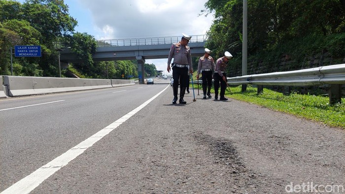 Penyisiran ranjau paku di jalur mudik Bandung Barat-Cimahi, Minggu (16/4/2023).