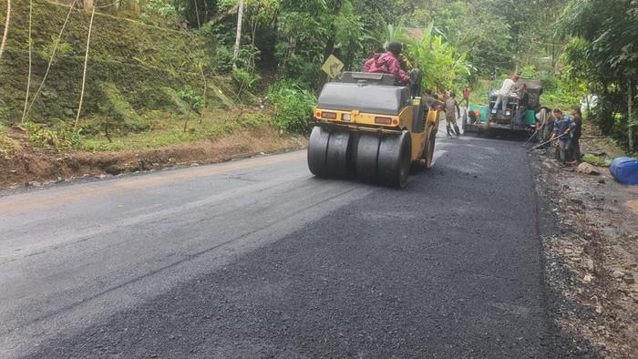 PTD PJJ Wilayah Pandeglang DPUPR Pandeglang memperbaiki jalan rusak di Kabupaten Pandeglang.