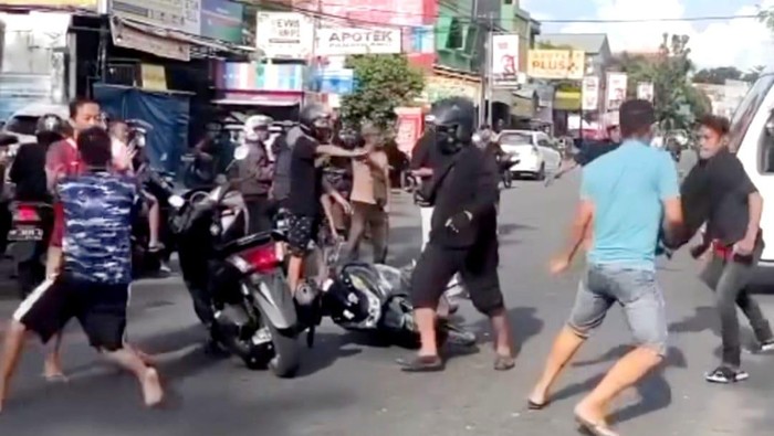 Perkelahian pengantara jenazah dan pengendara di Makassar. Dokumen Istimewa