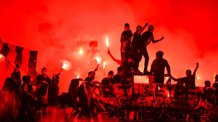 Pendukung Persib Bandung memasuki lapangan usai laga BRI Liga 1 melawan Persikabo di Stadion Gelora Bandung Lautan Api, Bandung, Jawa Barat, Sabtu (15/4/2023). Pendukung Persib Bandung meluapkan kekecewaannya dengan menyalakan suar serta petasan dan memasuki lapangan usai kekalahan Persib Bandung atas Persikabo dengan skor 1-4. ANTARA FOTO/Raisan Al Farisi/aww.