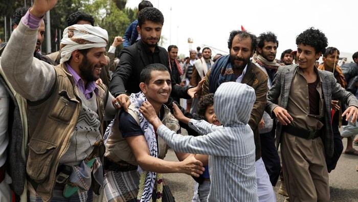 Freed prisoners pray upon their arrival on an International Committee of the Red Cross (ICRC)-chartered plane at Sanaa Airport, amid a prisoner swap between two sides in the Yemen conflict, in Sanaa, Yemen April 16, 2023. REUTERS/Khaled Abdullah
