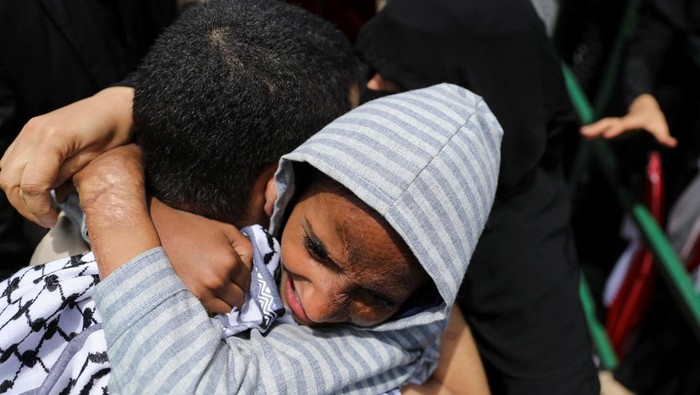 Freed prisoners pray upon their arrival on an International Committee of the Red Cross (ICRC)-chartered plane at Sanaa Airport, amid a prisoner swap between two sides in the Yemen conflict, in Sanaa, Yemen April 16, 2023. REUTERS/Khaled Abdullah