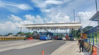 Ketiga, Tol Purwakarta-Bandung-Cileunyi (Purbaleunyi) yang menawarkan pemandangan berupa area hijau yang cukup luas. Tol ini sendiri memiliki panjang 88 km. Yuga Hassani/detikJabar