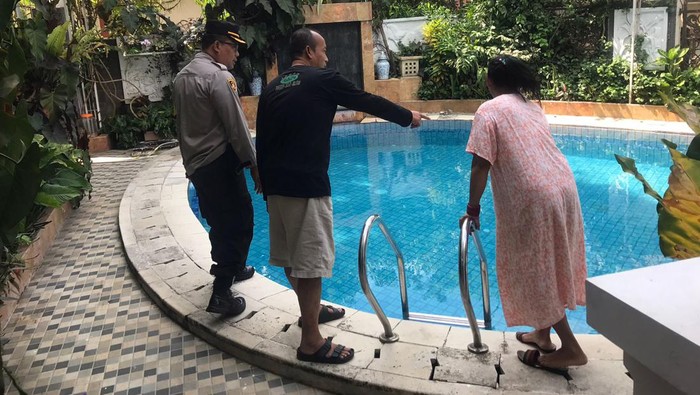 Polisi gelar olah TKP di lokasi dua bocah tewas tenggelam di kolam renang di Ciawi Bogor (Foto: Dok. istimewa)