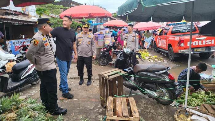 Polisi melakukan olah TKP pedagang ayam ditembak OTK