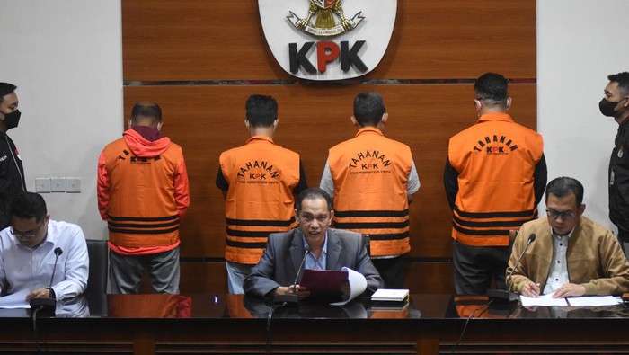 Wali Kota Bandung Yana Mulyana (tengah) berada di dalam mobil tahanan usai ditetapkan sebagai tersangka pasca terjaring OTT di Gedung Merah Putih KPK, Jakarta, Minggu (16/4/2023). KPK menetapkan enam orang tersangka diantaranya Wali Kota Bandung dan pejabat di Dinas Perhubungan Kota Bandung dalam Operasi Tangkap Tangan (OTT) terkait kasus tindak pidana suap pengadaan CCTV dan  jasa penyedia jaringan internet yang merupakan bagian dari program Bandung Smart City. ANTARA FOTO/Indrianto Eko Suwarso/pras.