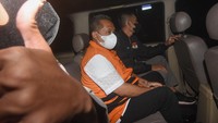 Wali Kota Bandung Yana Mulyana (tengah) berada di dalam mobil tahanan usai ditetapkan sebagai tersangka pasca terjaring OTT di Gedung Merah Putih KPK, Jakarta, Minggu (16/4/2023).