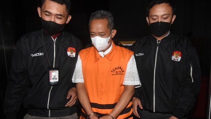 Wali Kota Bandung Yana Mulyana (tengah) berada di dalam mobil tahanan usai ditetapkan sebagai tersangka pasca terjaring OTT di Gedung Merah Putih KPK, Jakarta, Minggu (16/4/2023). KPK menetapkan enam orang tersangka diantaranya Wali Kota Bandung dan pejabat di Dinas Perhubungan Kota Bandung dalam Operasi Tangkap Tangan (OTT) terkait kasus tindak pidana suap pengadaan CCTV dan  jasa penyedia jaringan internet yang merupakan bagian dari program Bandung Smart City. ANTARA FOTO/Indrianto Eko Suwarso/pras.