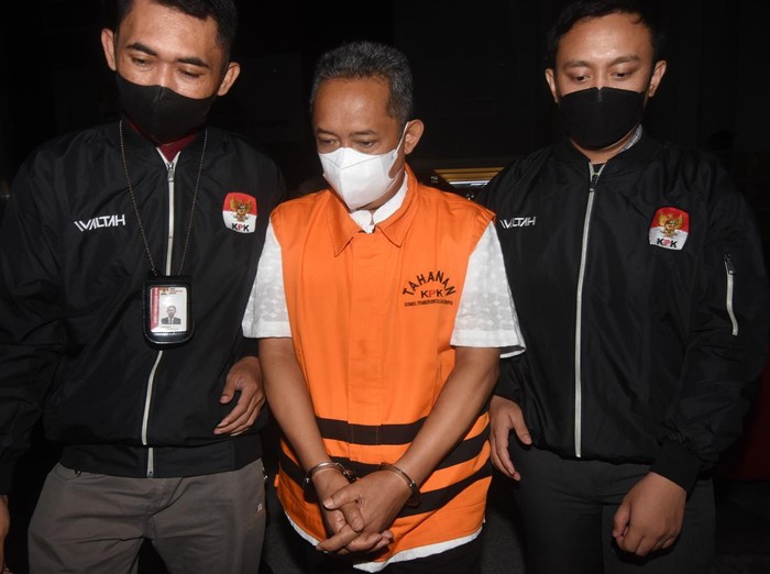 Wali Kota Bandung Yana Mulyana (tengah) berada di dalam mobil tahanan usai ditetapkan sebagai tersangka pasca terjaring OTT di Gedung Merah Putih KPK, Jakarta, Minggu (16/4/2023). KPK menetapkan enam orang tersangka diantaranya Wali Kota Bandung dan pejabat di Dinas Perhubungan Kota Bandung dalam Operasi Tangkap Tangan (OTT) terkait kasus tindak pidana suap pengadaan CCTV dan  jasa penyedia jaringan internet yang merupakan bagian dari program Bandung Smart City. ANTARA FOTO/Indrianto Eko Suwarso/pras.