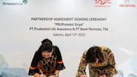 Dewi Damajanti Widjaja, Head of Mortgage PermataBank dan Ivy Widjaja, Chief Partnership Distribution Officer Prudential Indonesia saat menandatangani nota kerja sama.