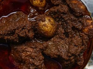 Resep Rendang Hitam Padang yang Lezat Pekat Rempahnya