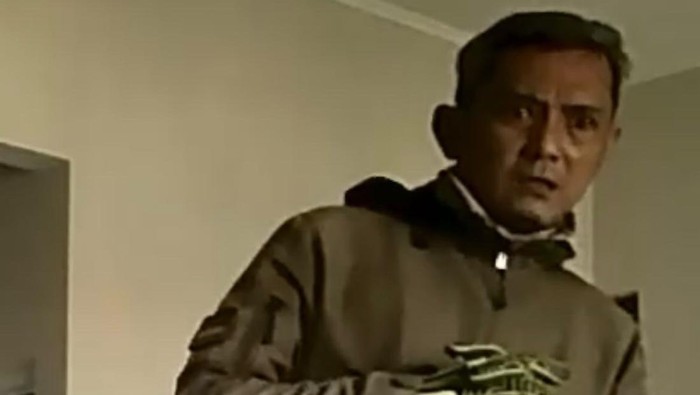 Rumah seorang warga di Pasar Minggu, Jakarta Selatan (Jaksel), berinisial RH dibobol maling saat ditinggal buka bersama (bukber). RH mengatakan pelaku menggodol sejumlah barang yang total kerugian korban hingga Rp 50 Juta.
