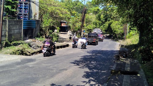 Salah satu titik ruas jalan Denpasar-Petang yang bergelombang di Abiansemal, Badung, Minggu (16/4/2023). (Agus Eka)