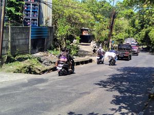 Hati-hati Ton! Banyak Lubang-Bergelombang di Jalan Raya Mambal-Sangeh