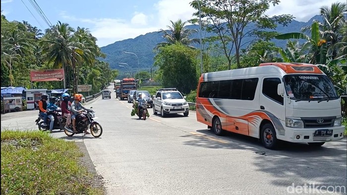 Sejumlah pemudik dan kendaraan pelat luar daerah melintasi jalur Ajibarang, Kabupaten Banyumas, Minggu (16/4/2023).